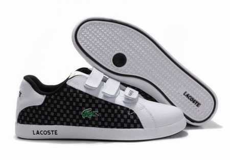 paire de chaussure lacoste